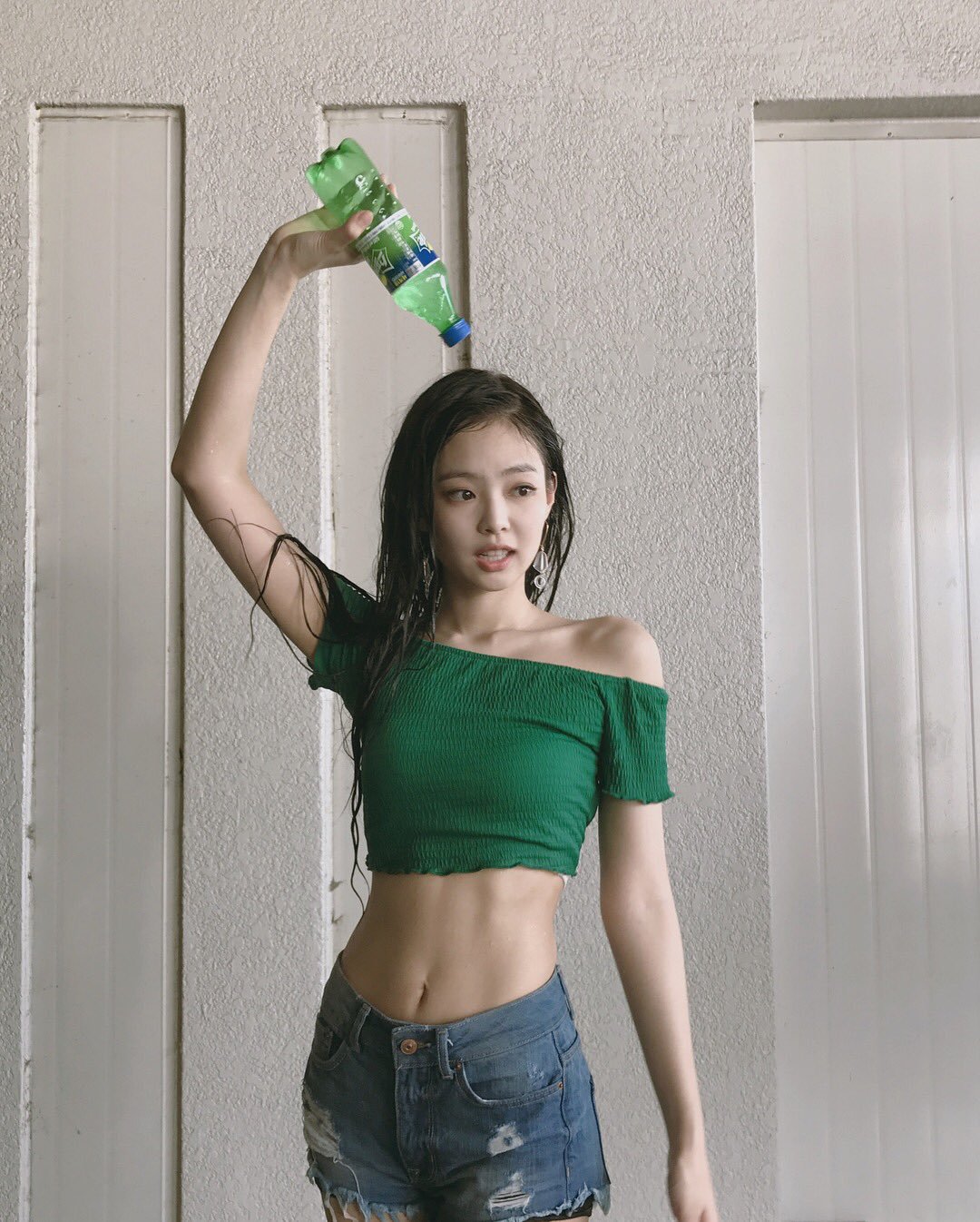 同样露脐为何有人穿成膀爷，有人穿出明星范？杨幂郑爽为你做示范