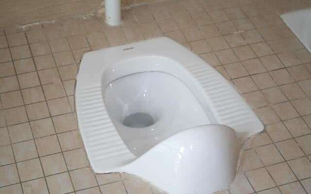 蹲便器和地面齐平怎么安装,蹲便器正确的安装朝向