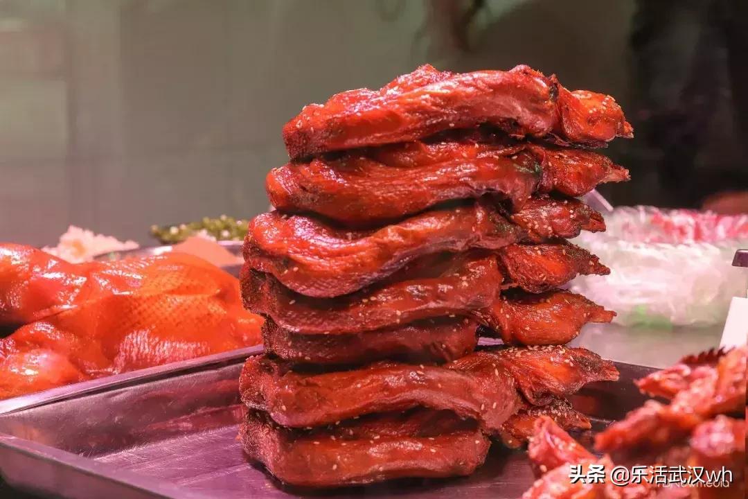 排的队比街道长！这条街什么来头？