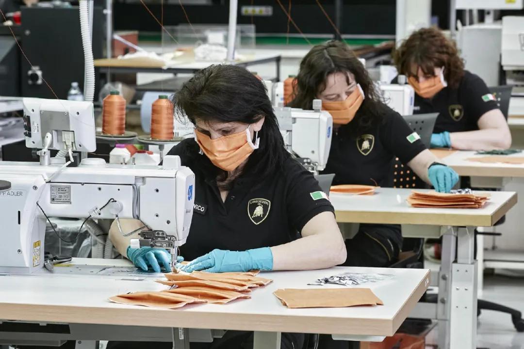 齐了！*博兰**基尼口罩、苹果面具、迪奥洗手液、戴森呼吸机……大牌跨界这样干