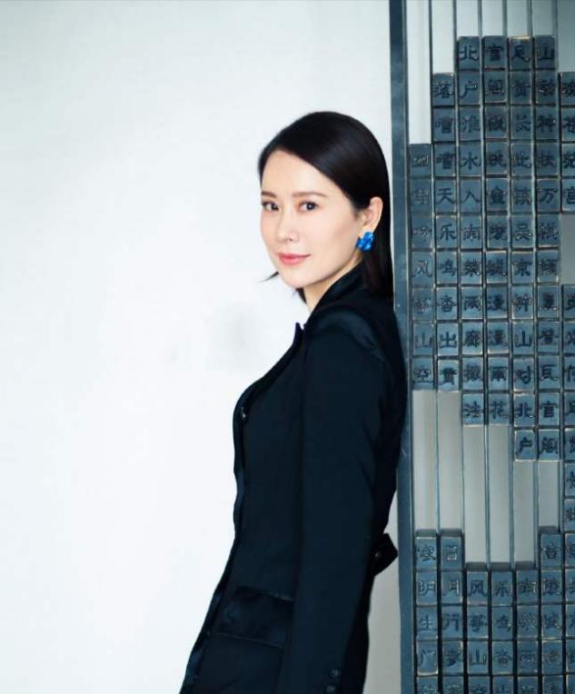 五十岁女人满头白发适合什么发型,30岁白发多不想染适合什么发型