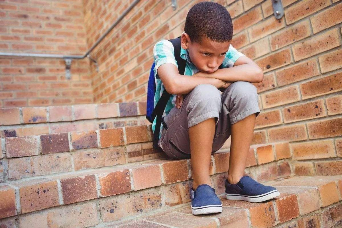 孩子挨打不还手是性格懦弱吗,孩子挨打不认错是什么心理
