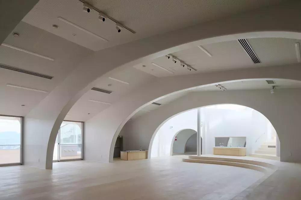 日本幼儿园户外设计效果图,斜坡幼儿园设计