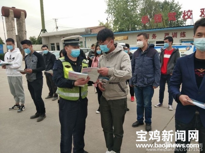 交警交通安全宣传提示,交巡警大队开展交通安全知识宣传