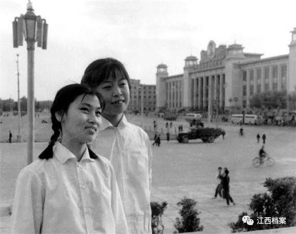 带着时代烙印的老照片，和你穿越到不同年代的八一广场
