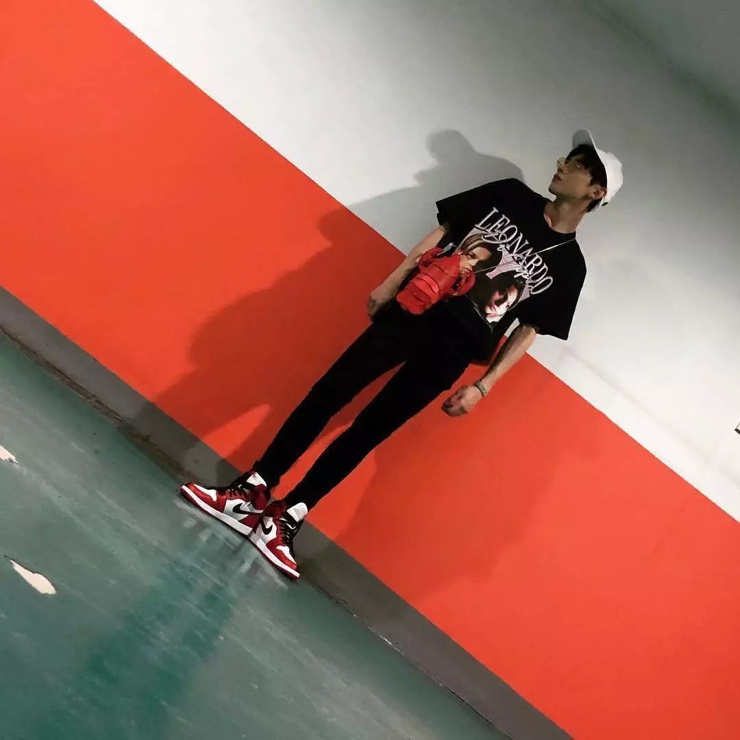 老了以后的白敬亭,白敬亭奶蓝小白鞋