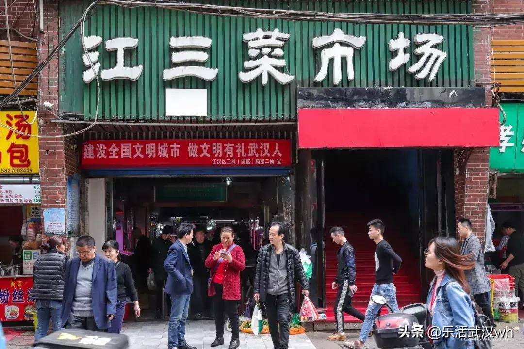 排的队比街道长！这条街什么来头？