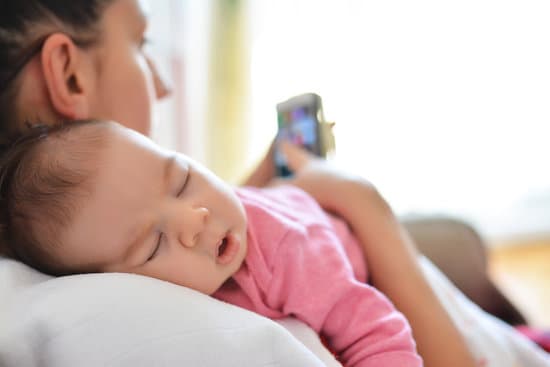 奶水溢出时需要及时喂还是挤出来,哺乳期奶水不足下奶最快的方法