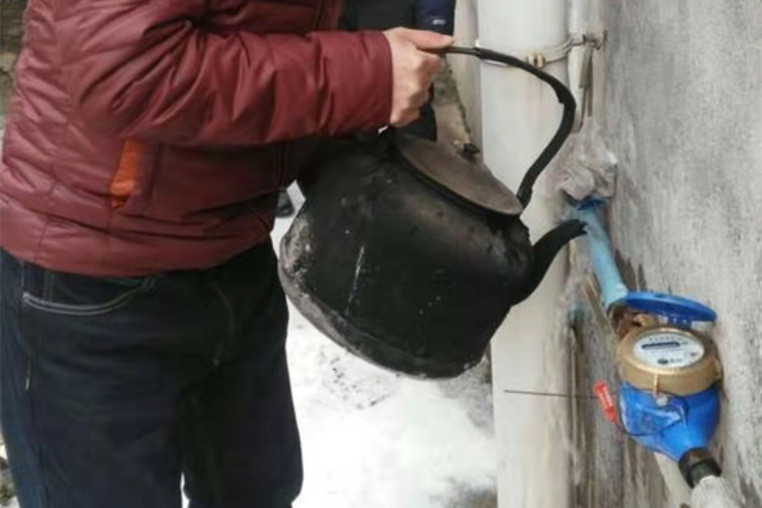 东北农村屋里自来水冻了怎么办,农村小院冬天水管被冻怎么解决
