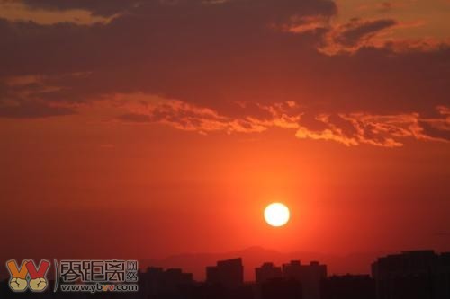夕阳下的足球场风景照,诗与远方风景画