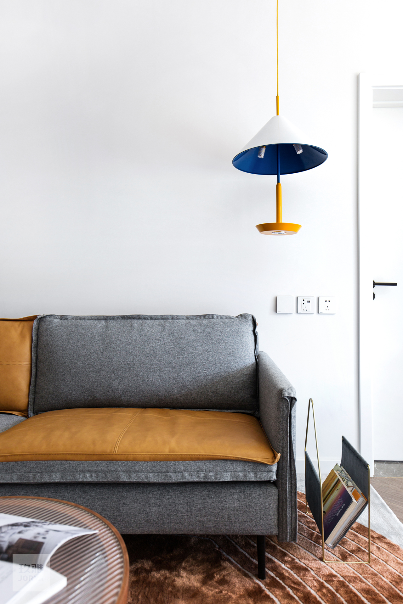 这家的电视柜既能收纳，也是喵星人乐园​