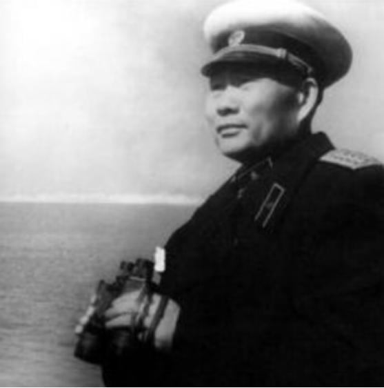 毛主席去青岛视察，顺便去肖劲光家做客：让你夫人做个苦瓜炒鸭子