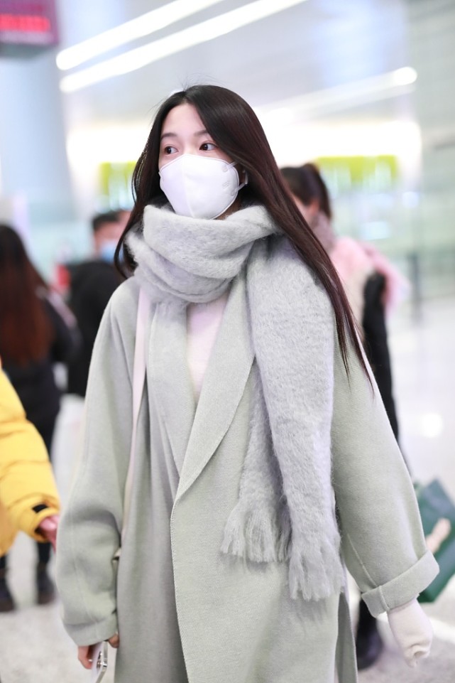 陈瑶长发披肩图片,陈瑶酷黑吊带长裙造型