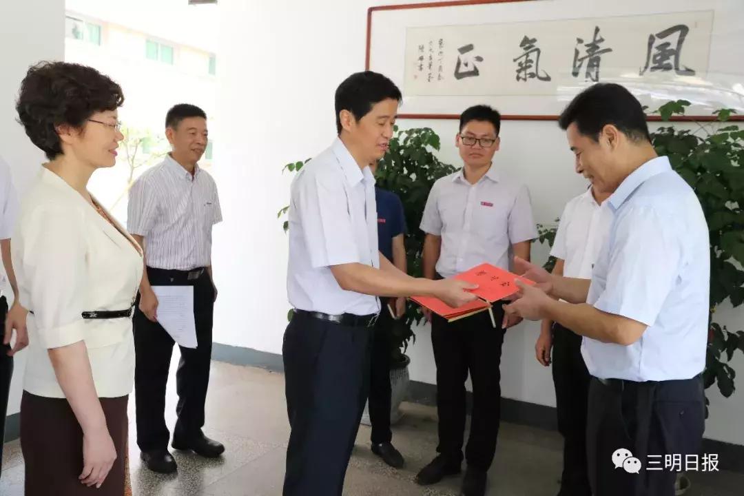 市区两级领导看望慰问广大教师,县领导看望慰问教师和教育工笔者