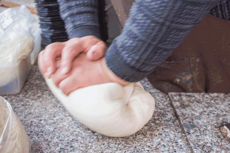 煮饺子千万别加水,饺子怎么煮才不会破皮粘锅呢