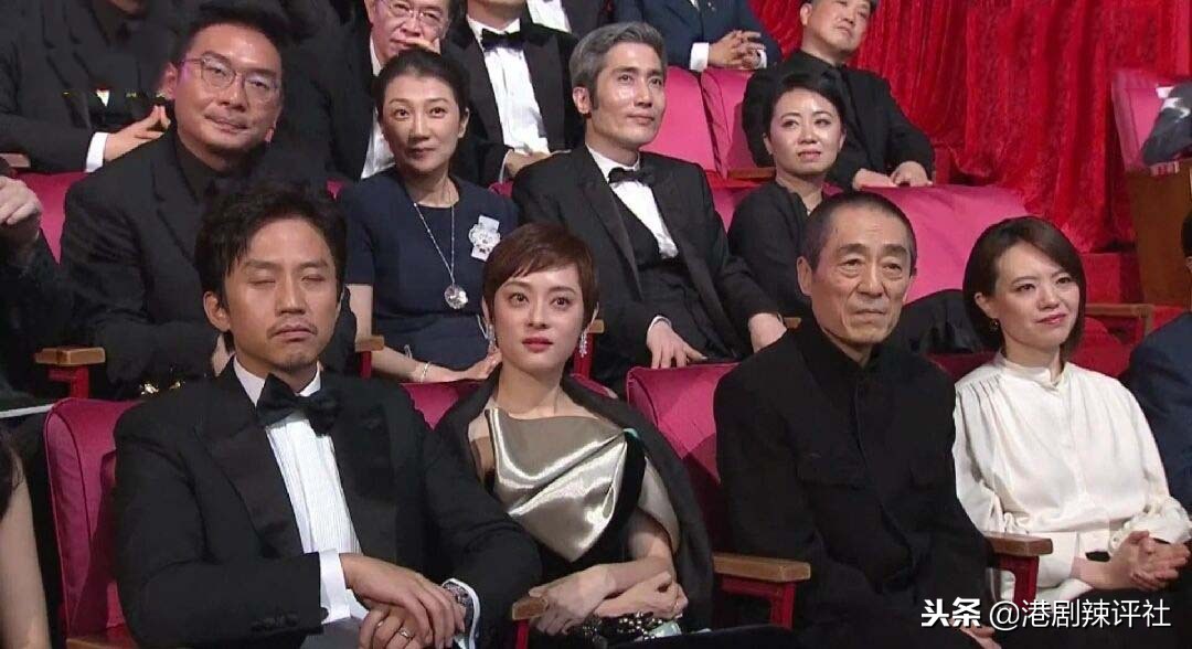 张艺谋荣获最佳导演，巩俐孙俪拍手叫好，为何邓超却笑不出来？