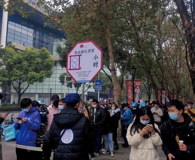 茶颜悦色武汉排队,武汉第一家茶颜悦色开业场面火爆