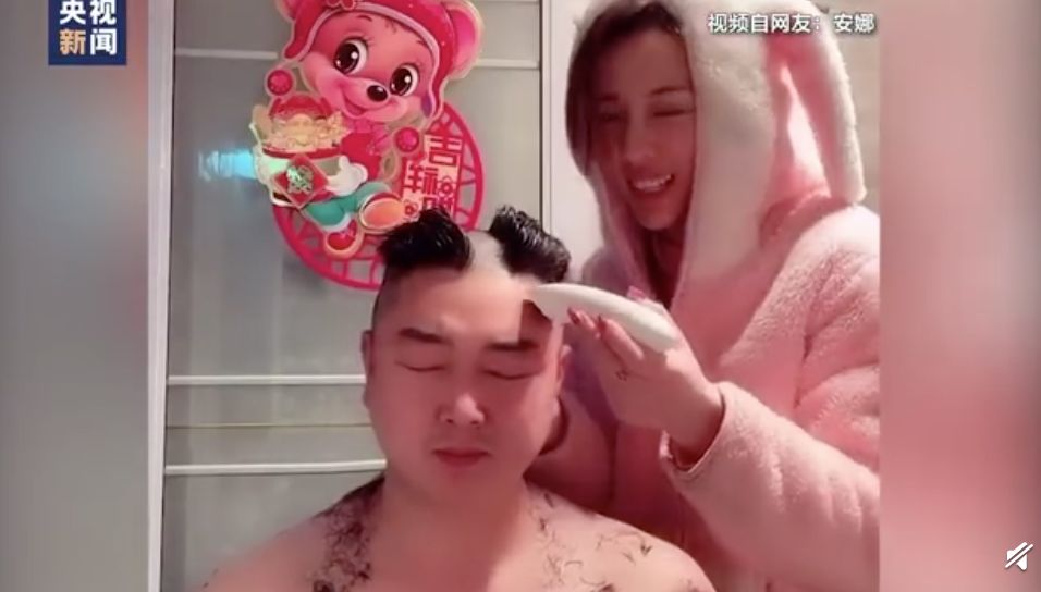 自己在家剪头发又染头发,在家自己给小女孩剪头发