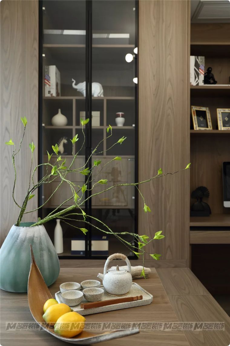 有钱人看不上眼的横厅，在他这里却变成了贵气的中式宫廷