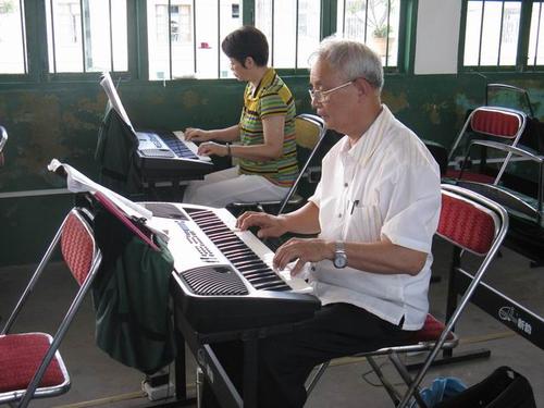 中老年适合哪种电子琴,为什么弹电子琴不容易得老年痴呆