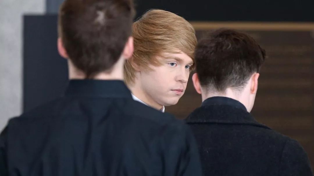 为自证头号粉丝，这群未成年女孩向YouTube网红发露骨视频？？？