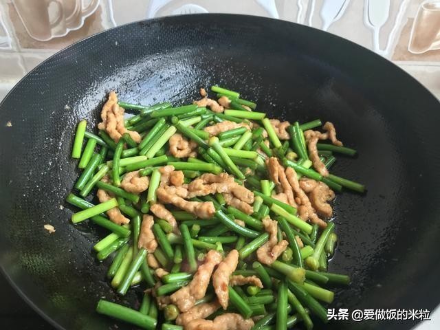 蒜薹炒肉嫩滑不老的妙招,蒜薹炒肉怎么不咸