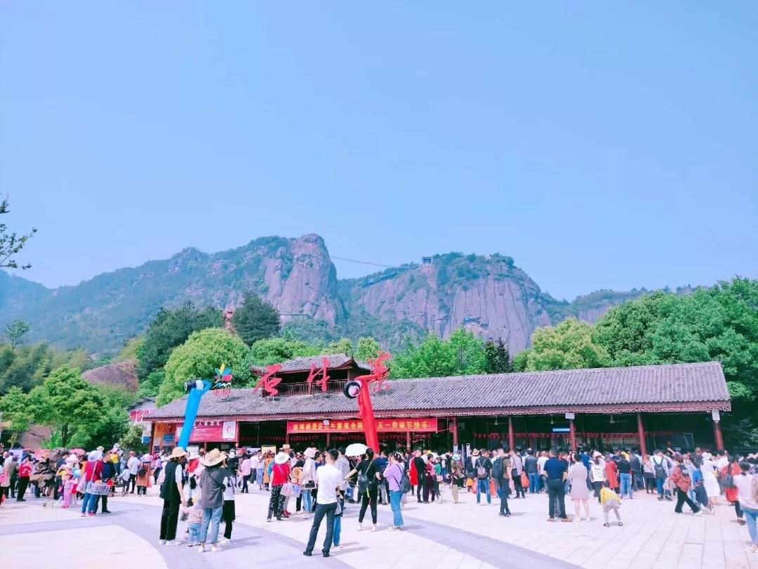 “月饼+辣条”牵动全民味口平江石牛寨文旅融合创意无限