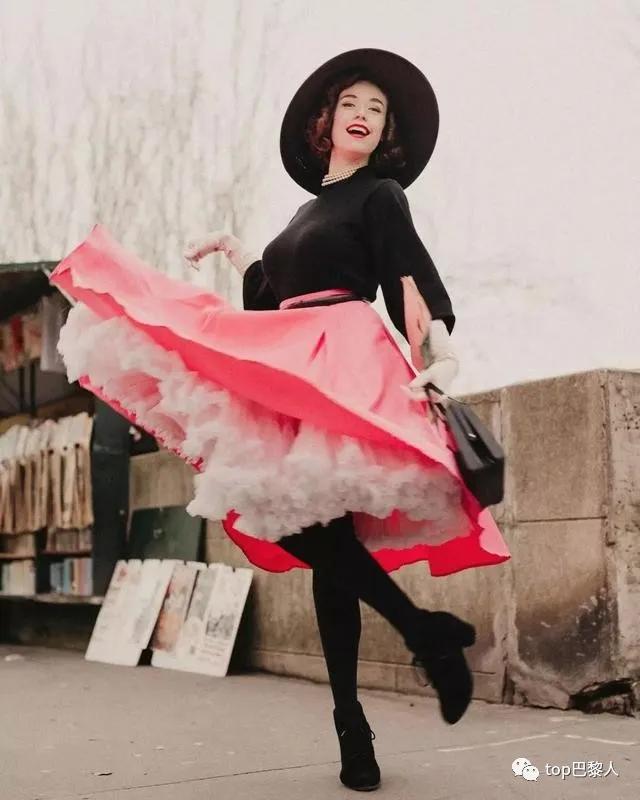 E*杯罩**，小蛮腰，复古装，这个法国小姑娘引发了一阵舔屏狂潮！