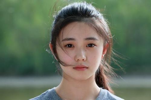 周冬雨28岁就有接班人？新谋女郎刘浩存资源顶配，背景不简单