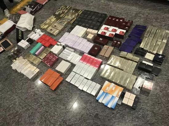 女子过安检被人看到箱子里,女子过安检被查视频