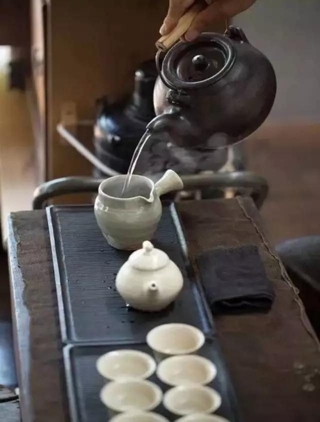 岩茶茶汤是酸性还是碱性,为什么茶汤是酸性但是有利健康