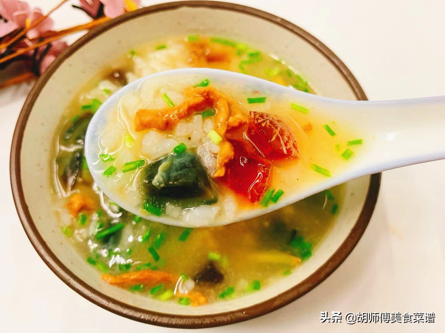 皮蛋瘦肉粥怎么做皮蛋不腥气,做皮蛋瘦肉粥需要冷冻大米吗