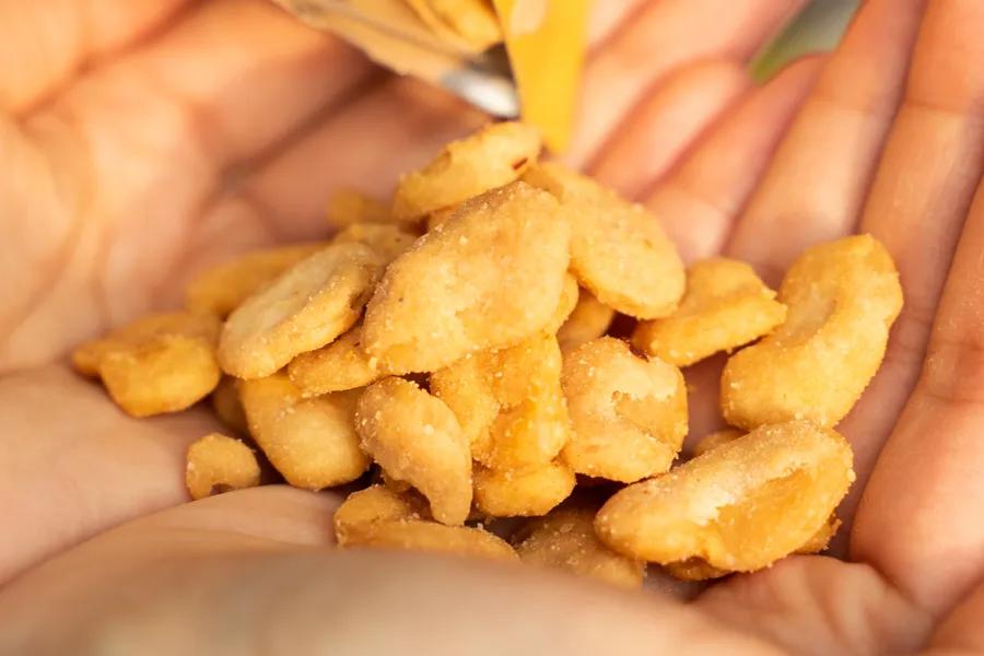 在李佳琪直播间买零食，是个划算的选择吗？