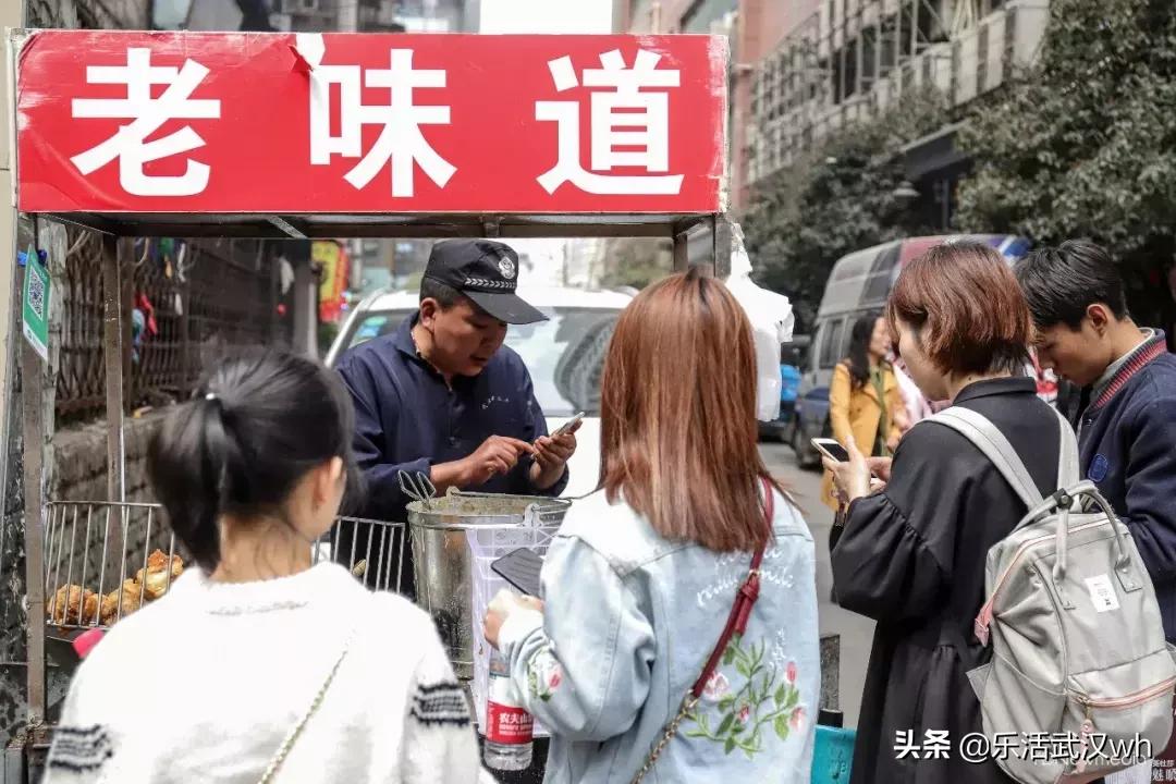 排的队比街道长！这条街什么来头？