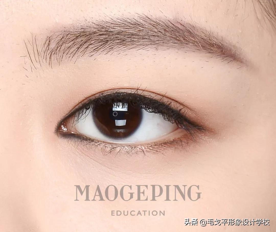 眼线一画上就晕染,眼线一画就成梯形