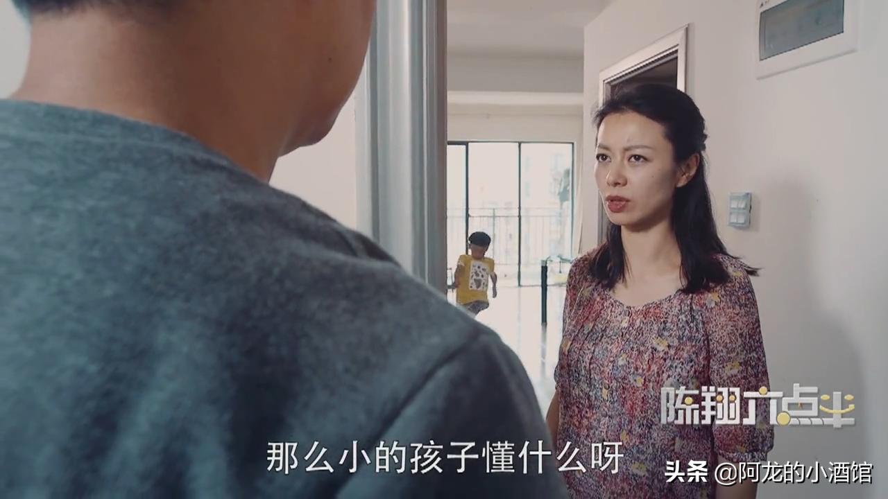 熊孩子扔灭火器差点扔到男子后续,熊孩子从高空扔灭火器