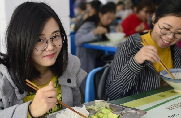 为啥大学食堂饭菜那么“便宜”？不怕“亏”吗？这4点原因很现实