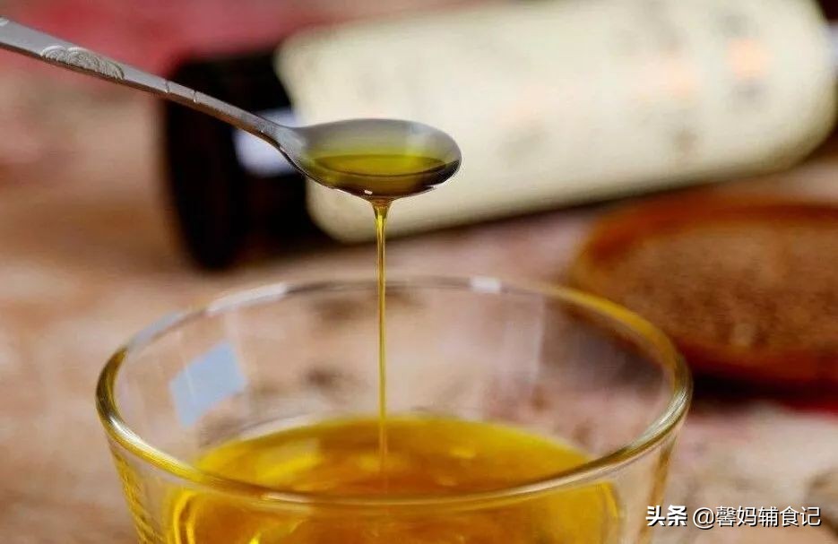 不知道宝宝每天都是什么辅食,宝宝三个月吃盐油