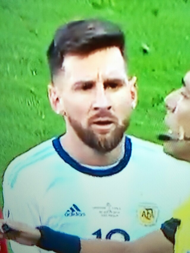 美洲杯智利队0-1阿根廷队梅西1v4,美洲杯阿根廷爆冷击败巴西