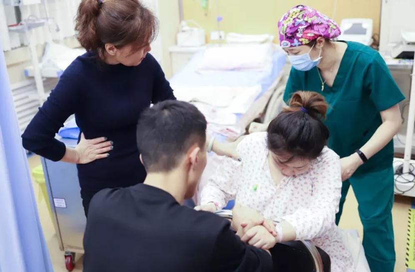 妻子宫口开得慢，这位老公的做法引人称赞，网友大呼“我酸了”