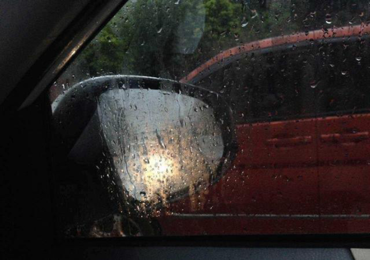 开了这么多年车才知道一个道理,车窗起雾别用手擦试试这招