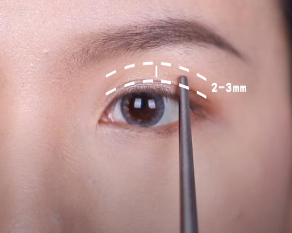 儿童粉色眼影的画法步骤大全,眼影化妆步骤的先后顺序图