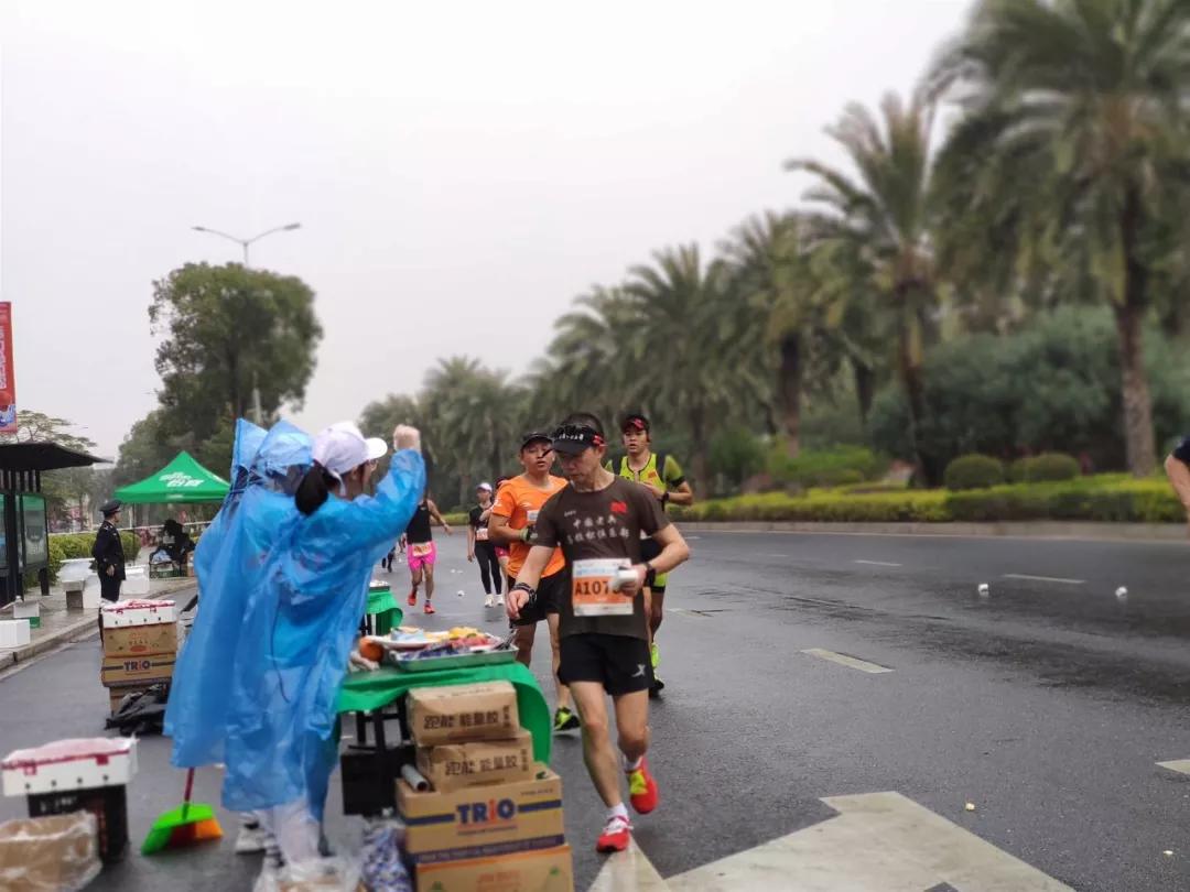 在街头当志愿者,凌晨四点出门当志愿者