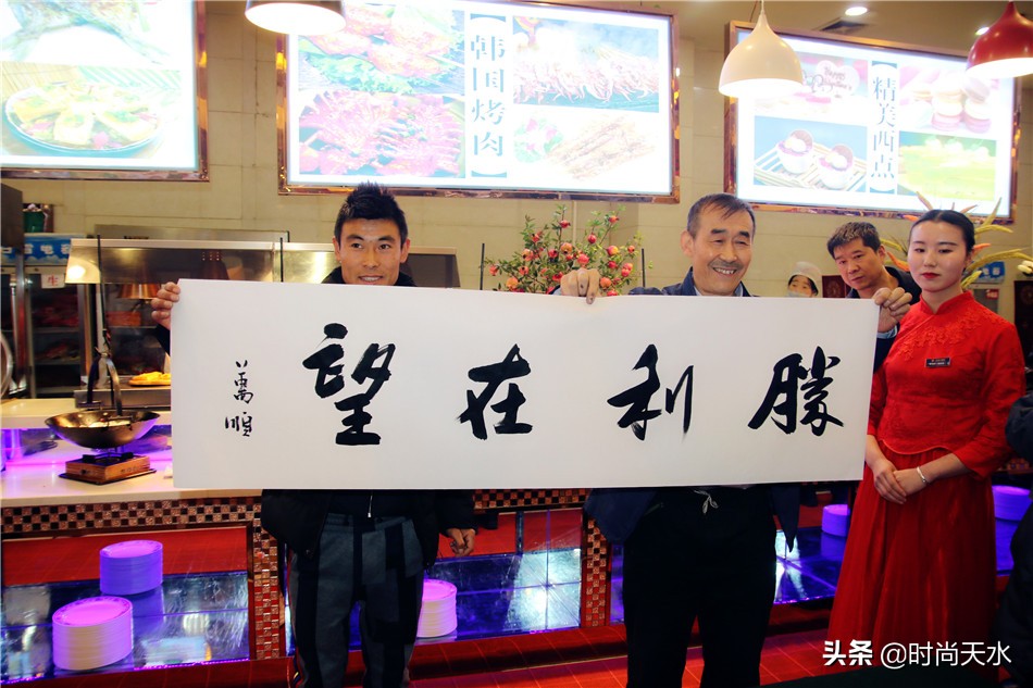 天水“轮胎哥”出发*藏西**，金龙大酒店携媒体、粉丝送上祝愿