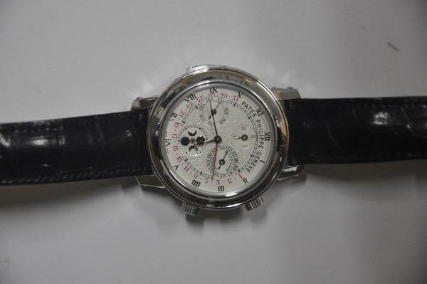 720万名表拍卖背后：公安局长与女下属酒店开房被*拍偷**敲诈，销毁证据后放人