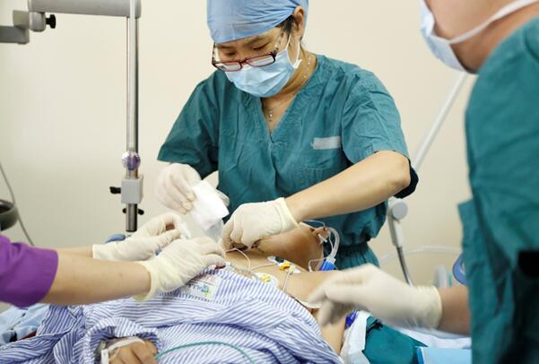 30个医护人员心室按压5小时！患暴发性心肌的孩子痊愈了