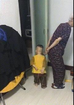 姑娘搞笑gif图片,搞笑gif妹子你的衣服太前卫了