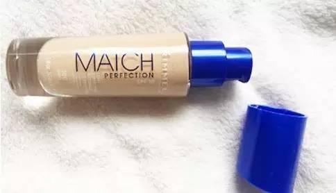 用哪种粉底液可以让肌肤变得自然光滑，同时又有素颜的质感呢?