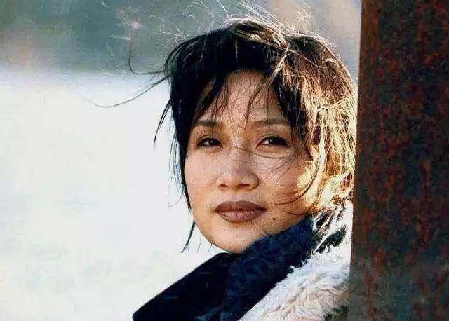 歌手李娜57岁了，出家前1月还在推广民族音乐，曾有两段悲伤恋情