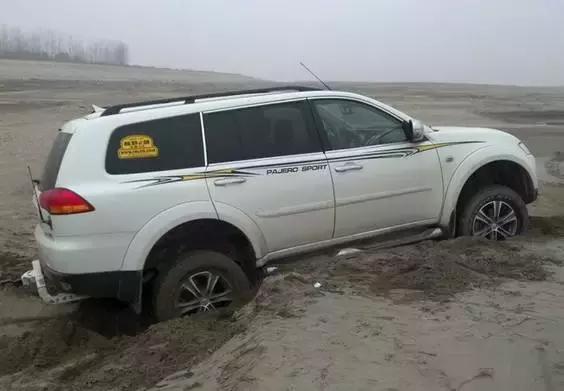 开车有坑洼的地面应该怎么通过,车遇泥泞道路怎么办